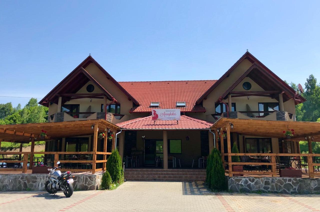 SîndominicAranykakas Etterem Es Panzio住宿加早餐旅馆 外观 照片